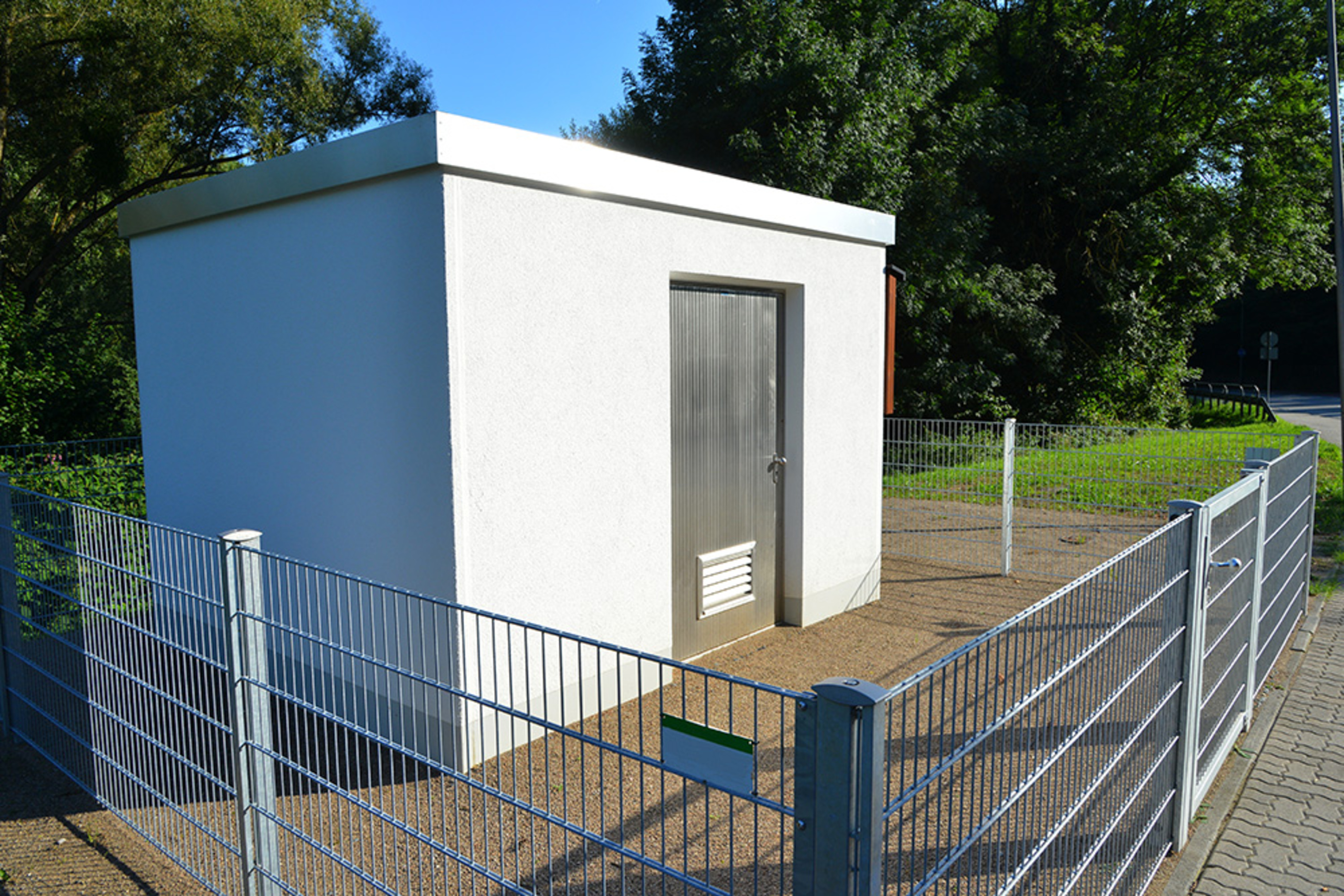 Trafo&shy;stationen bei Elektrotechnik-Lauche in Kaiserpfalz OT Wohlmirstedt